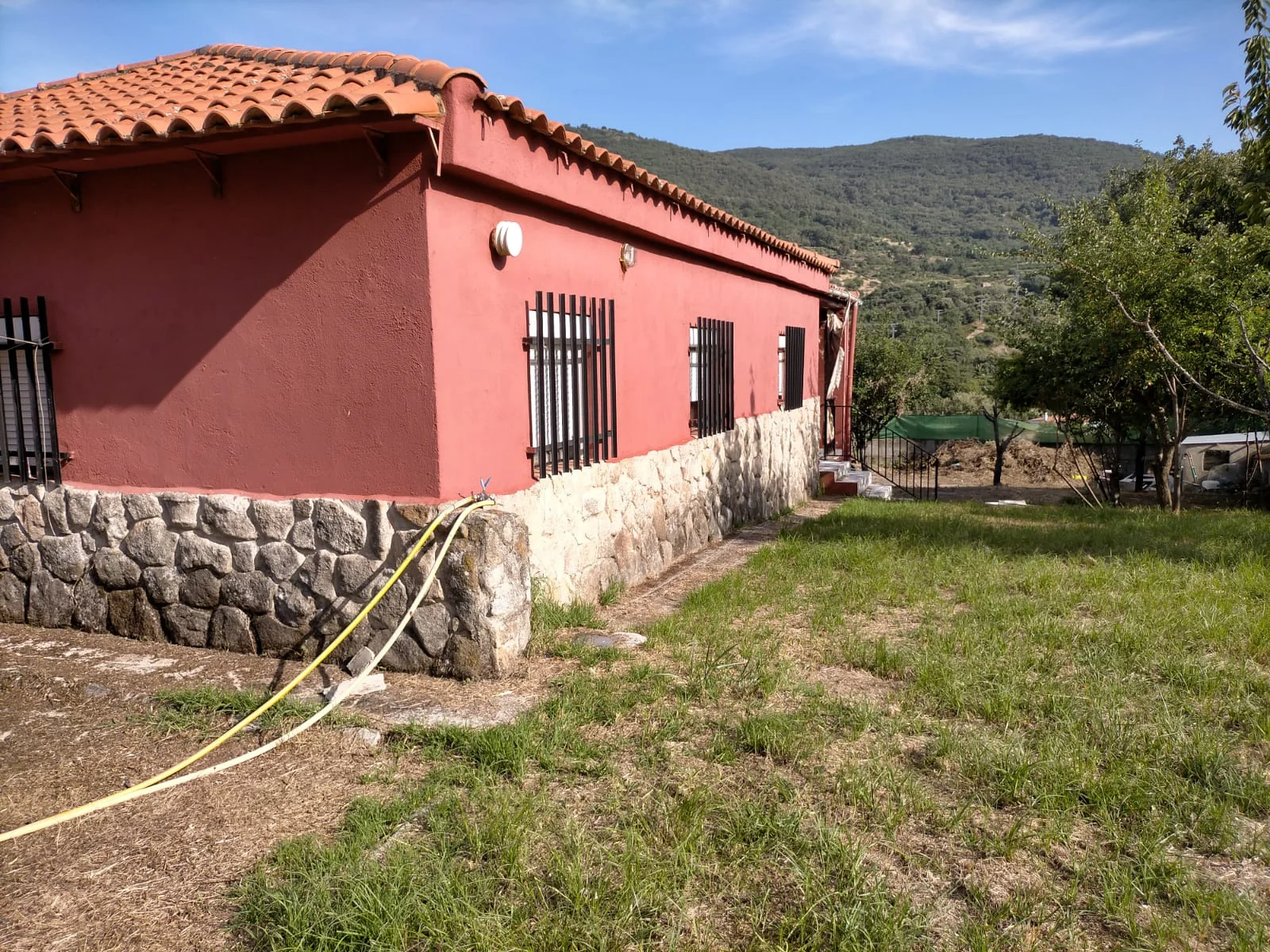 Finca de recreo con piscina y jardines