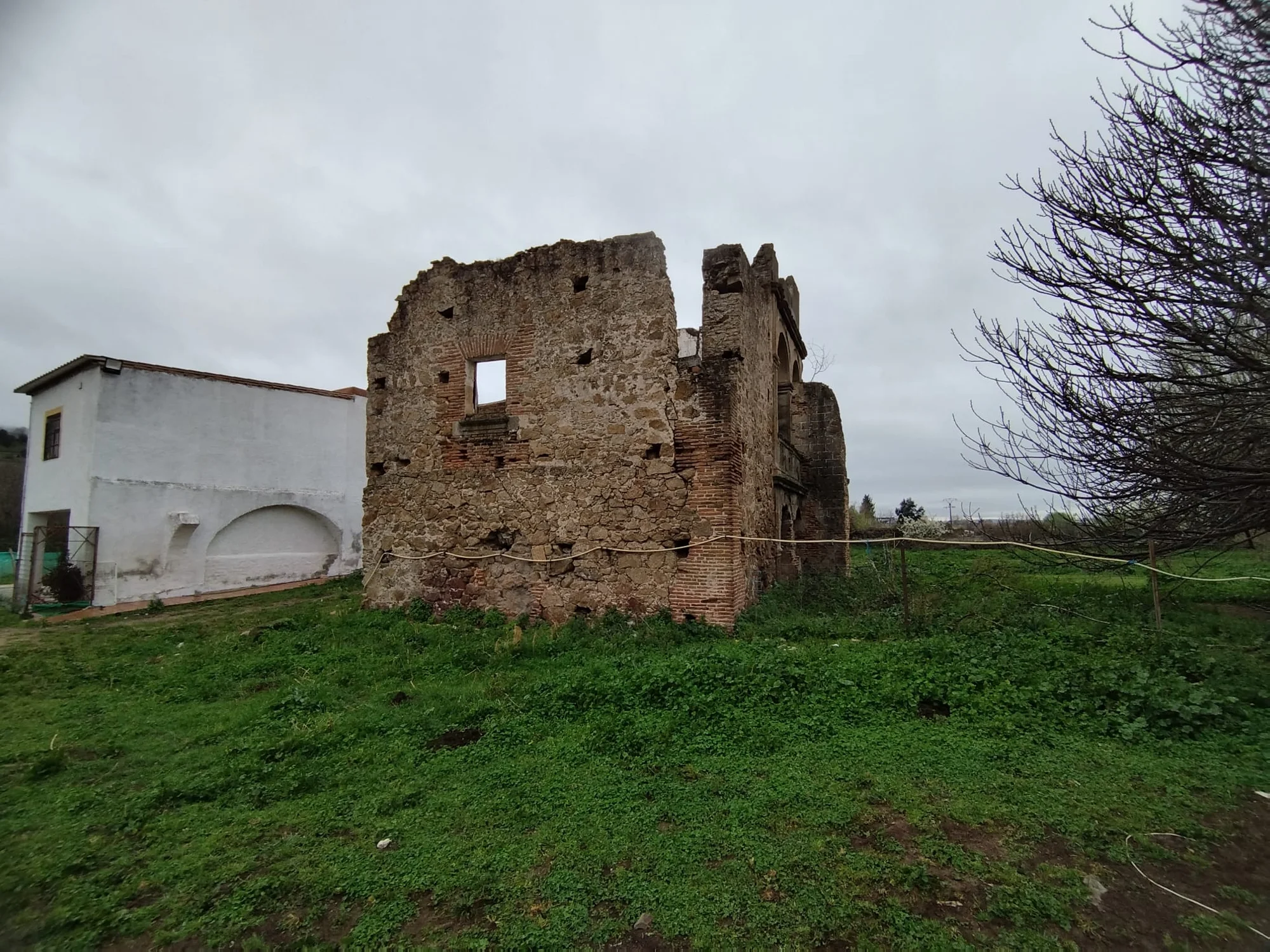 Finca rústica con casa y nave