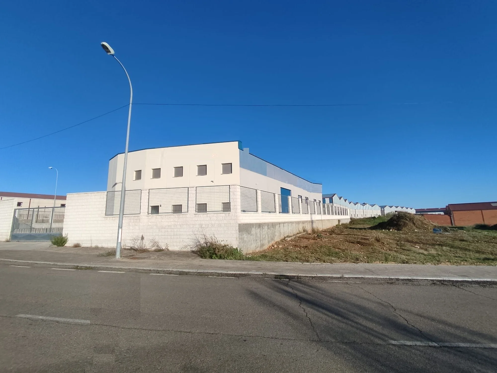 Industrial warehouse in Coria, 1,100 m²