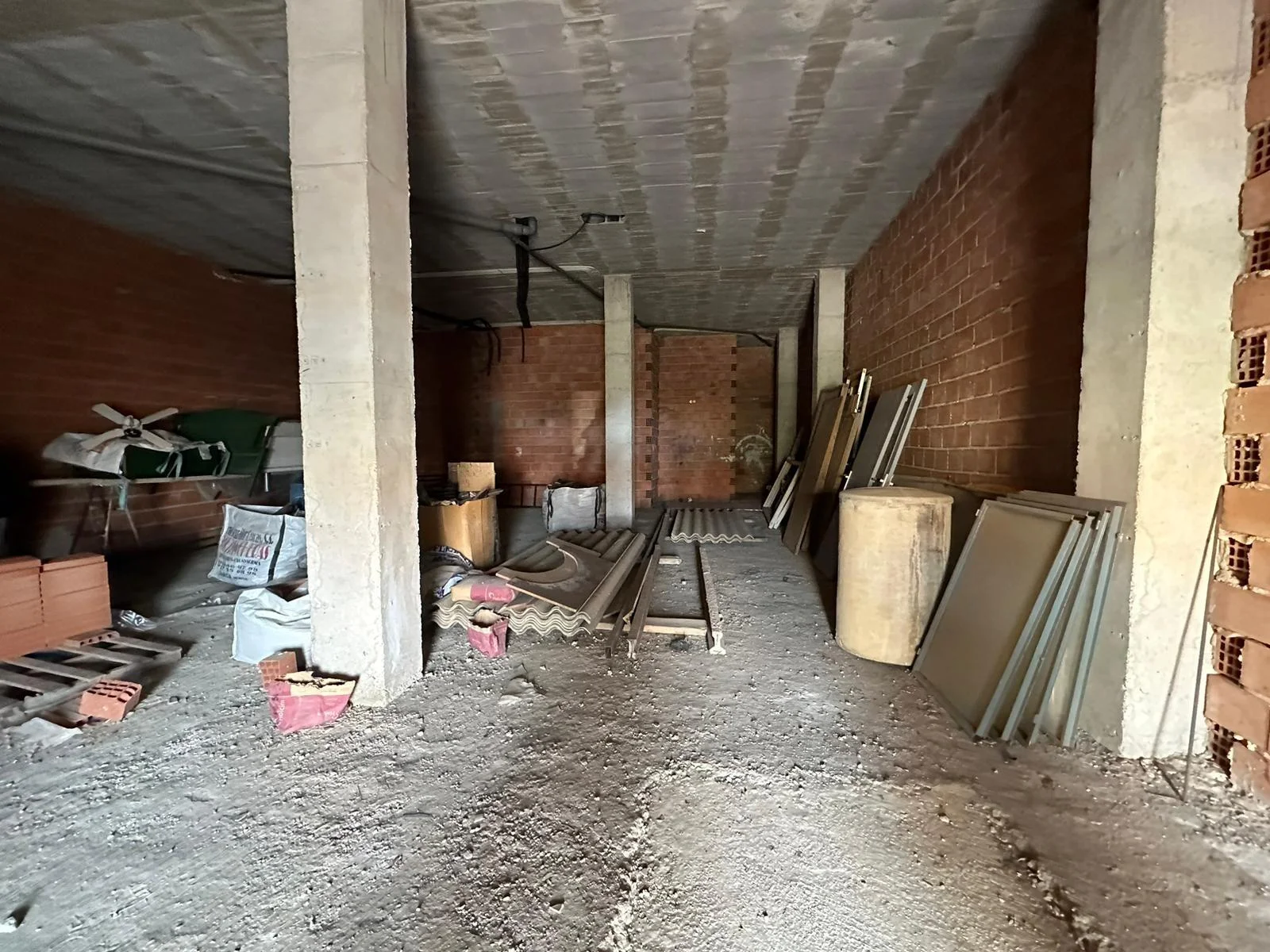 Ground-floor warehouse near town centre