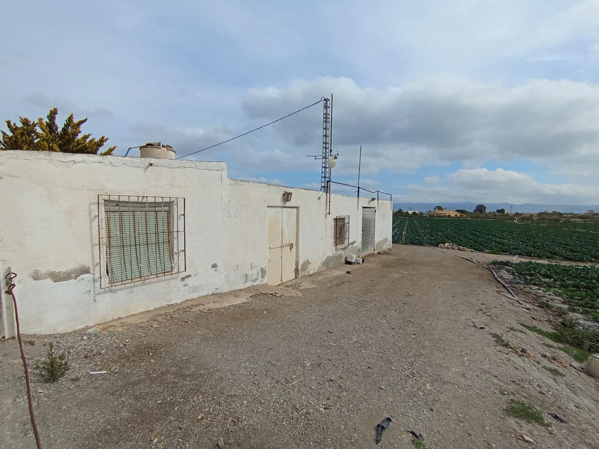 Rural plot with 75 m² storage