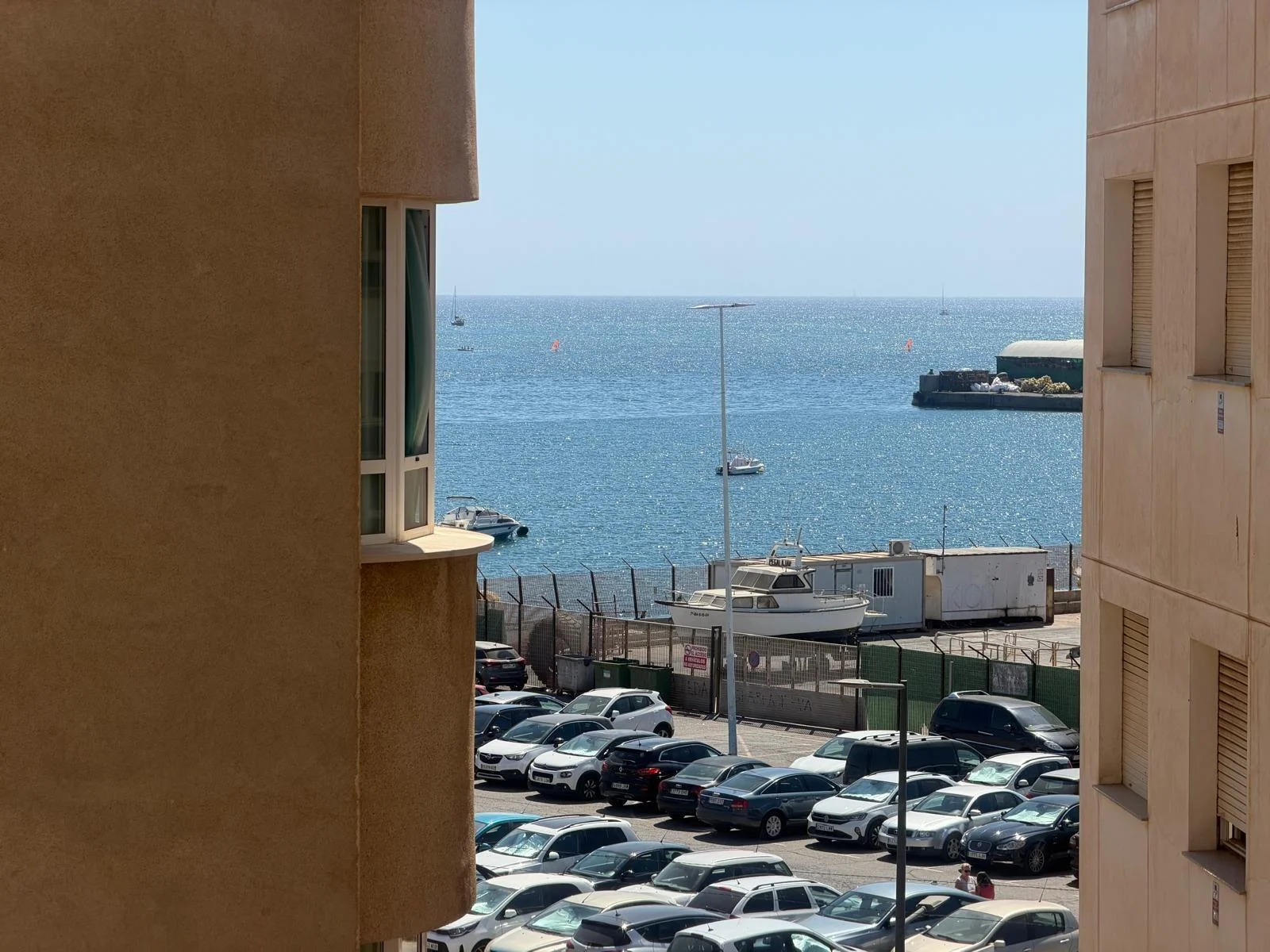 Piso de cinco dormitorios cerca del mar en Águilas