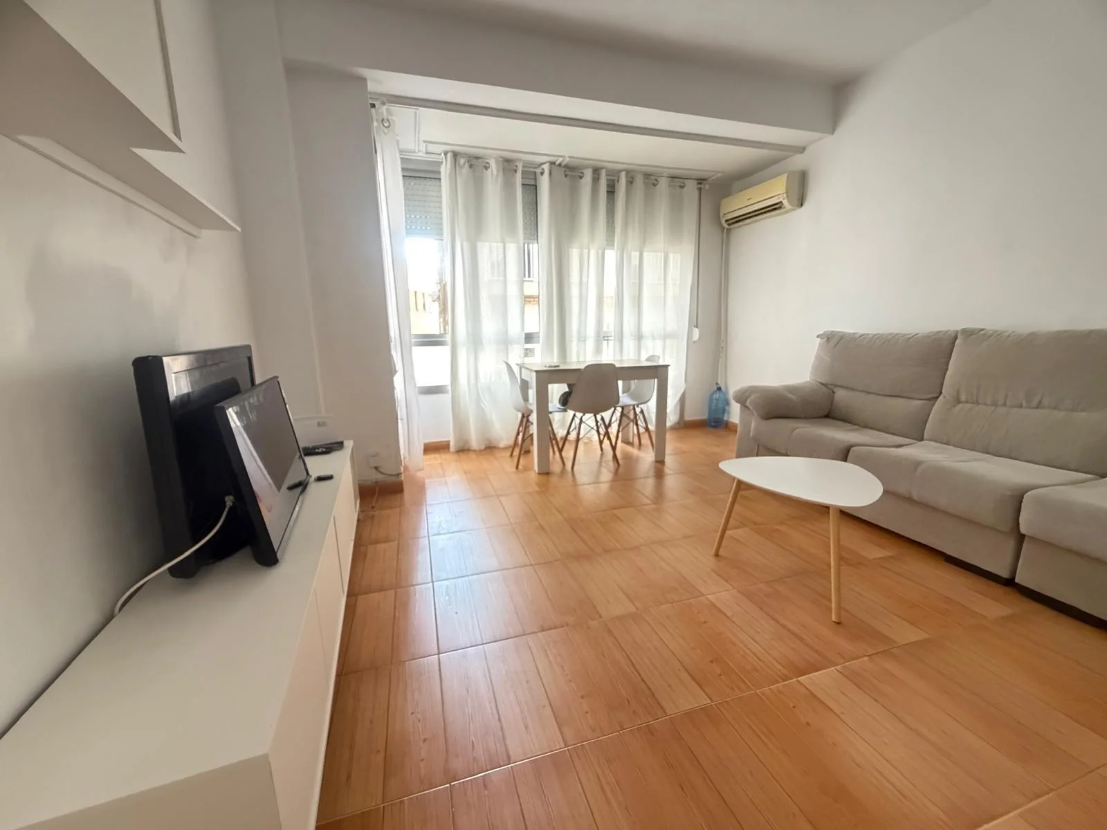 Three-bedroom central flat near sea