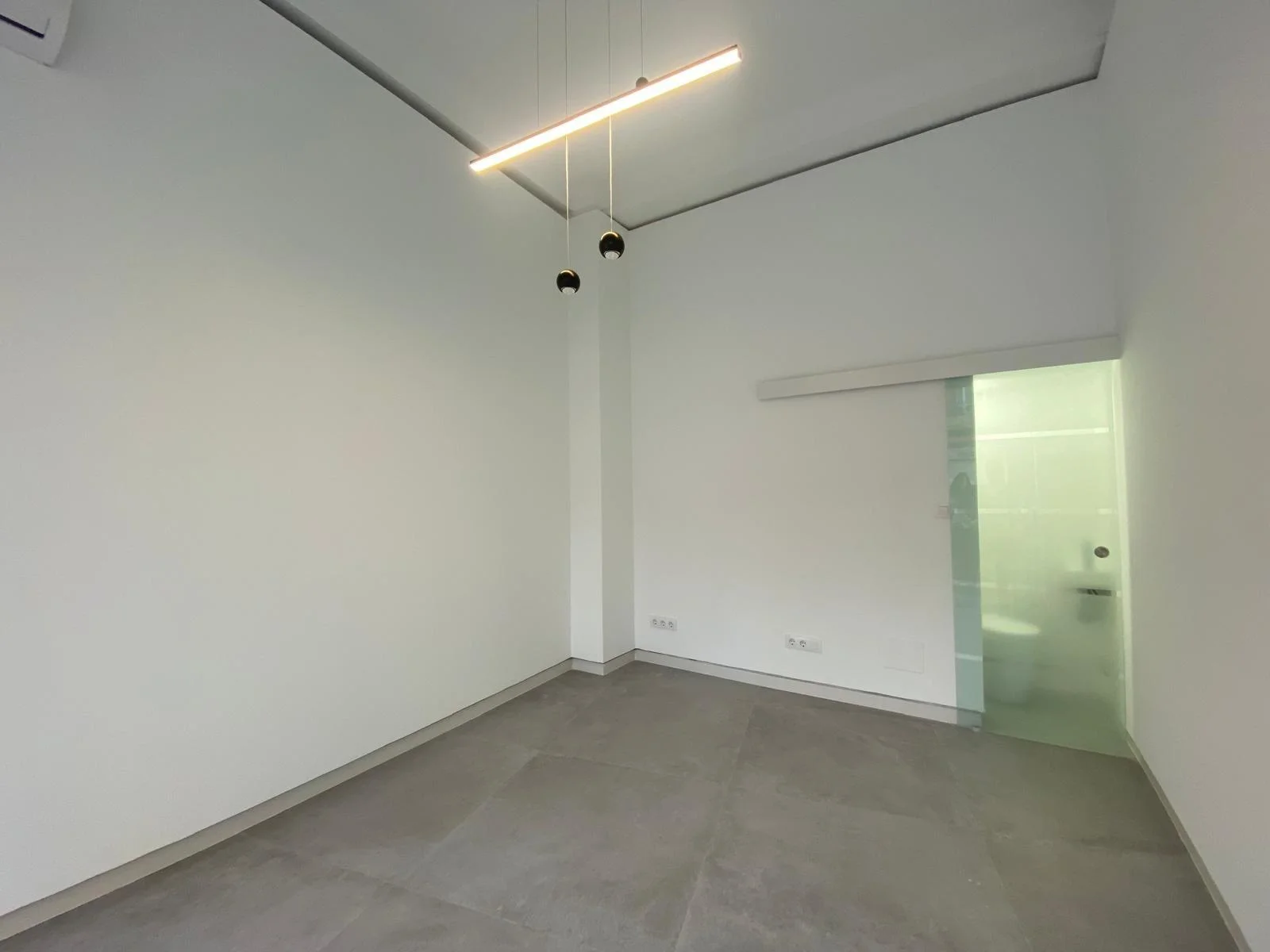 Renovated street-front office in Águilas