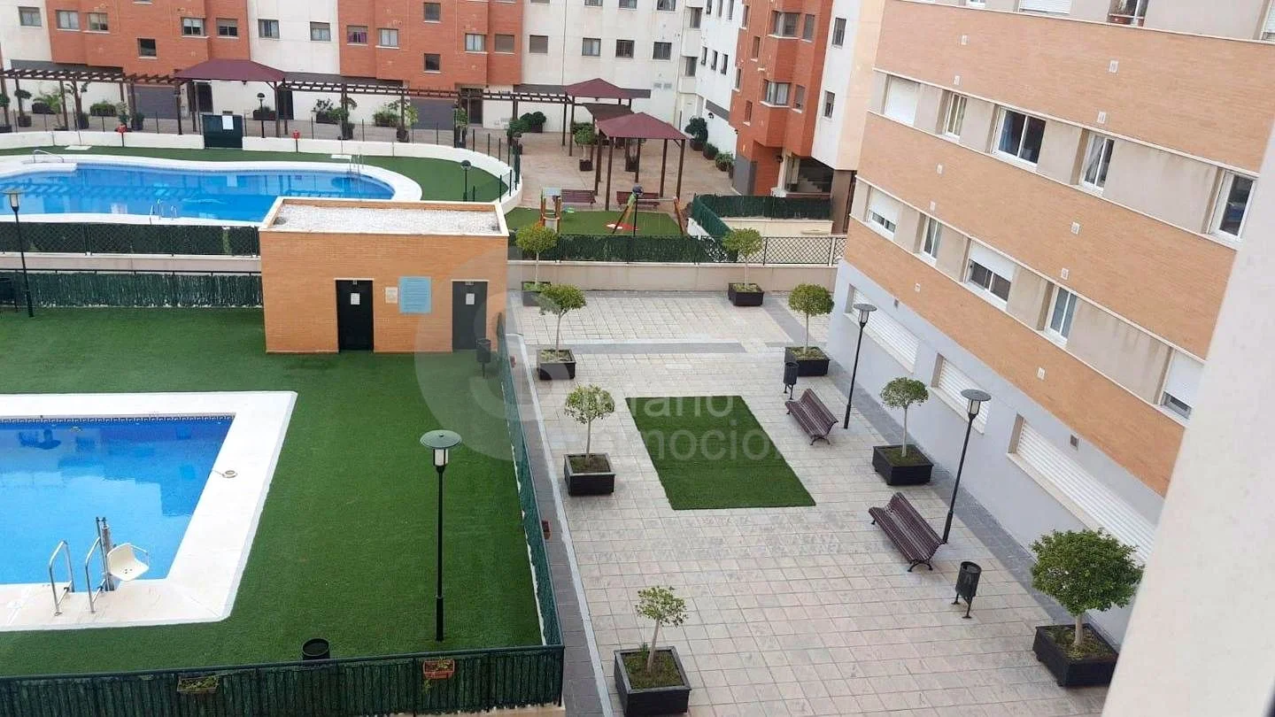 Piso alquilado en zona litoral con piscina