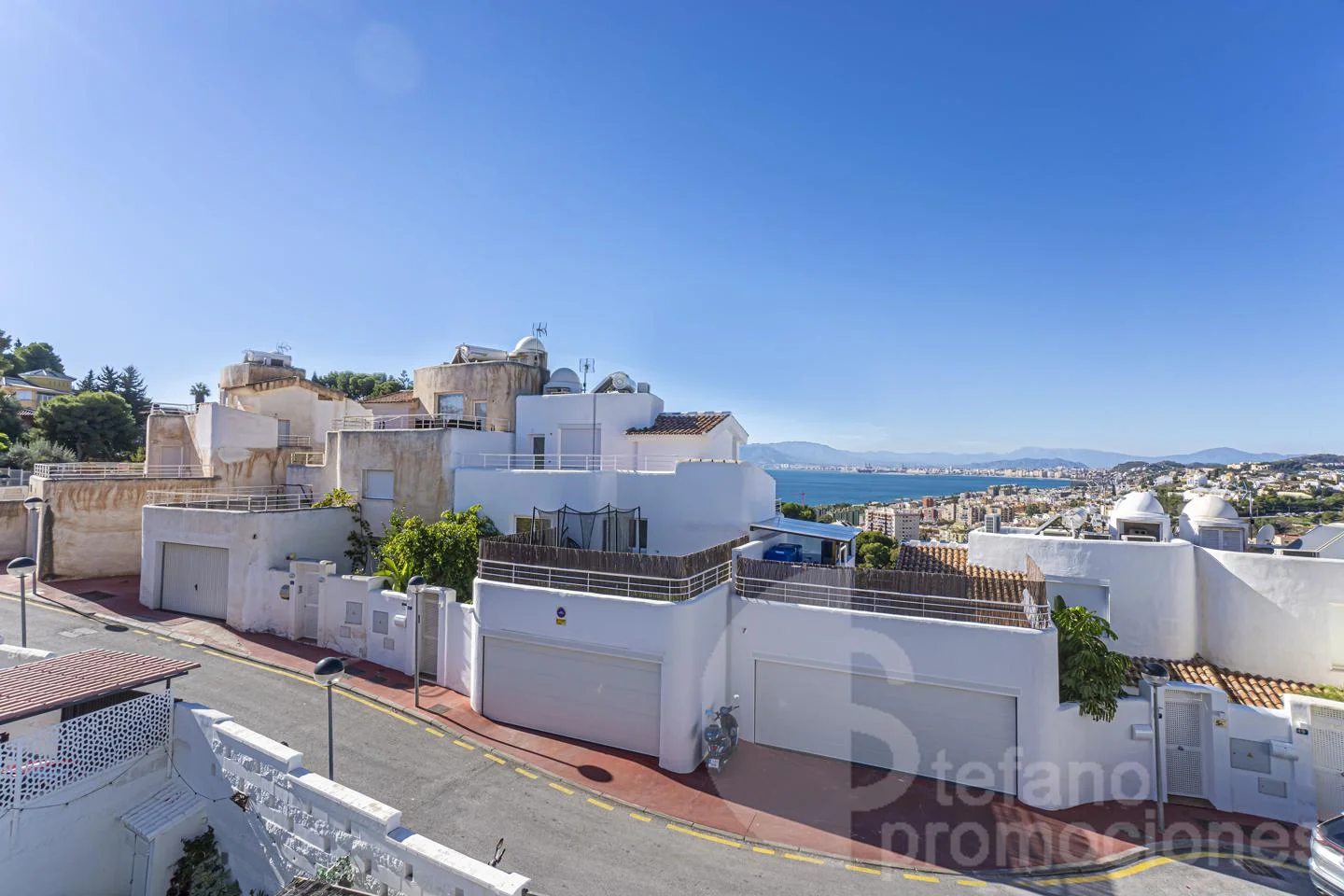 Pareado andaluz con vistas al golf y al mar