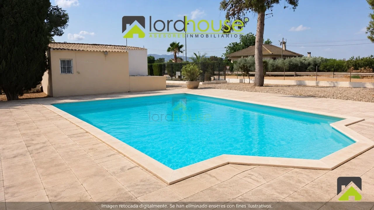 Independent chalet with pool and land