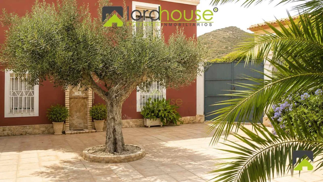 Casa adosada de cuatro dormitorios con patio privado