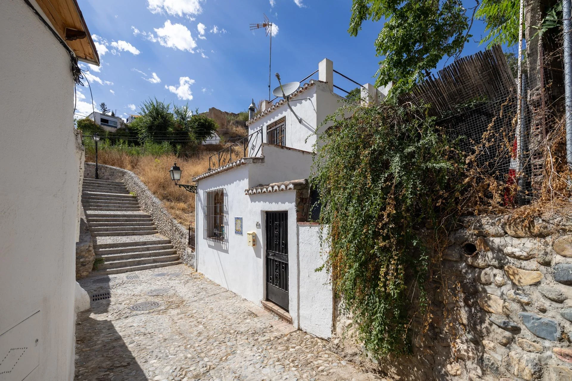 Independent Albaicín townhouse with Alhambra views