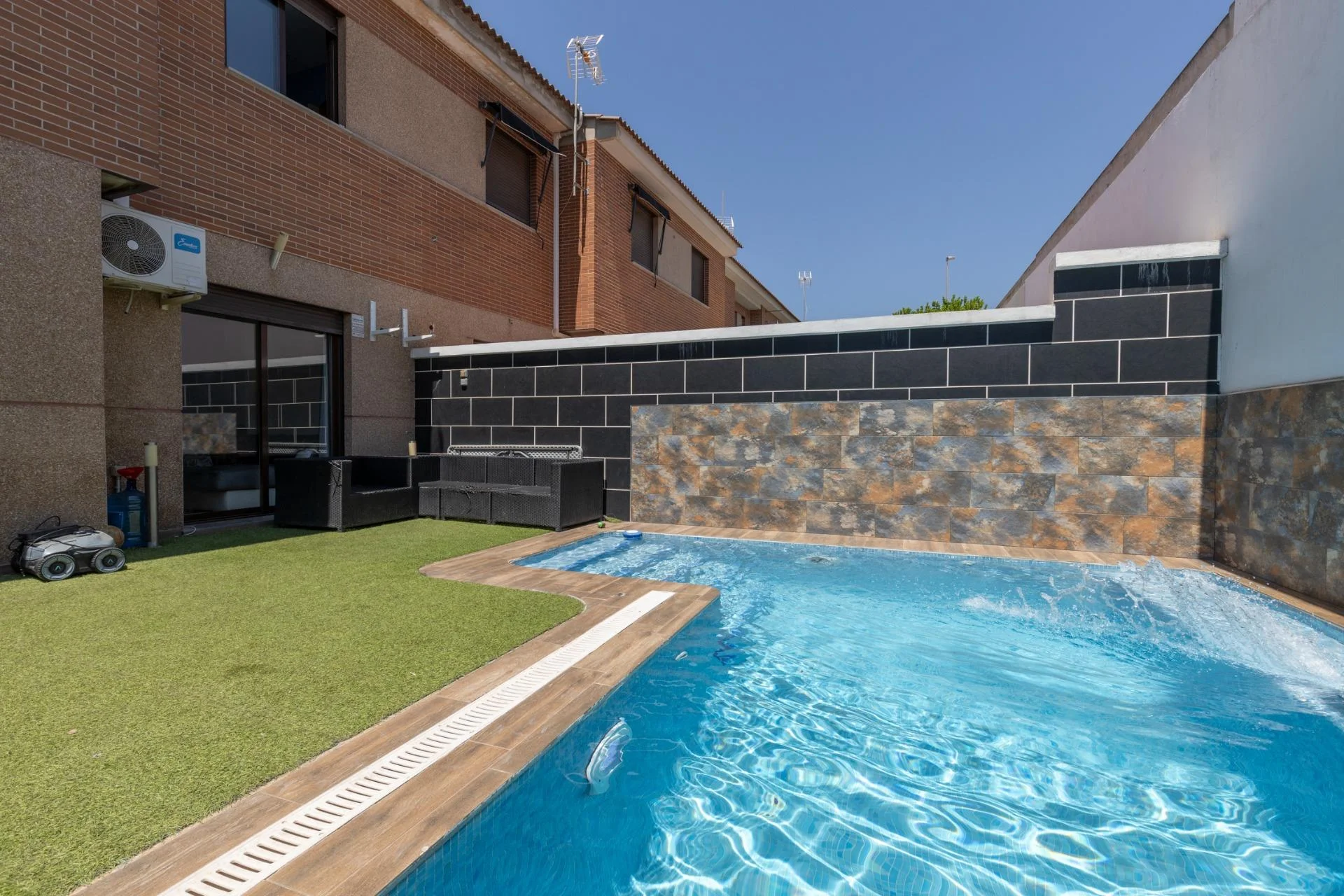 Spacious townhouse with private pool