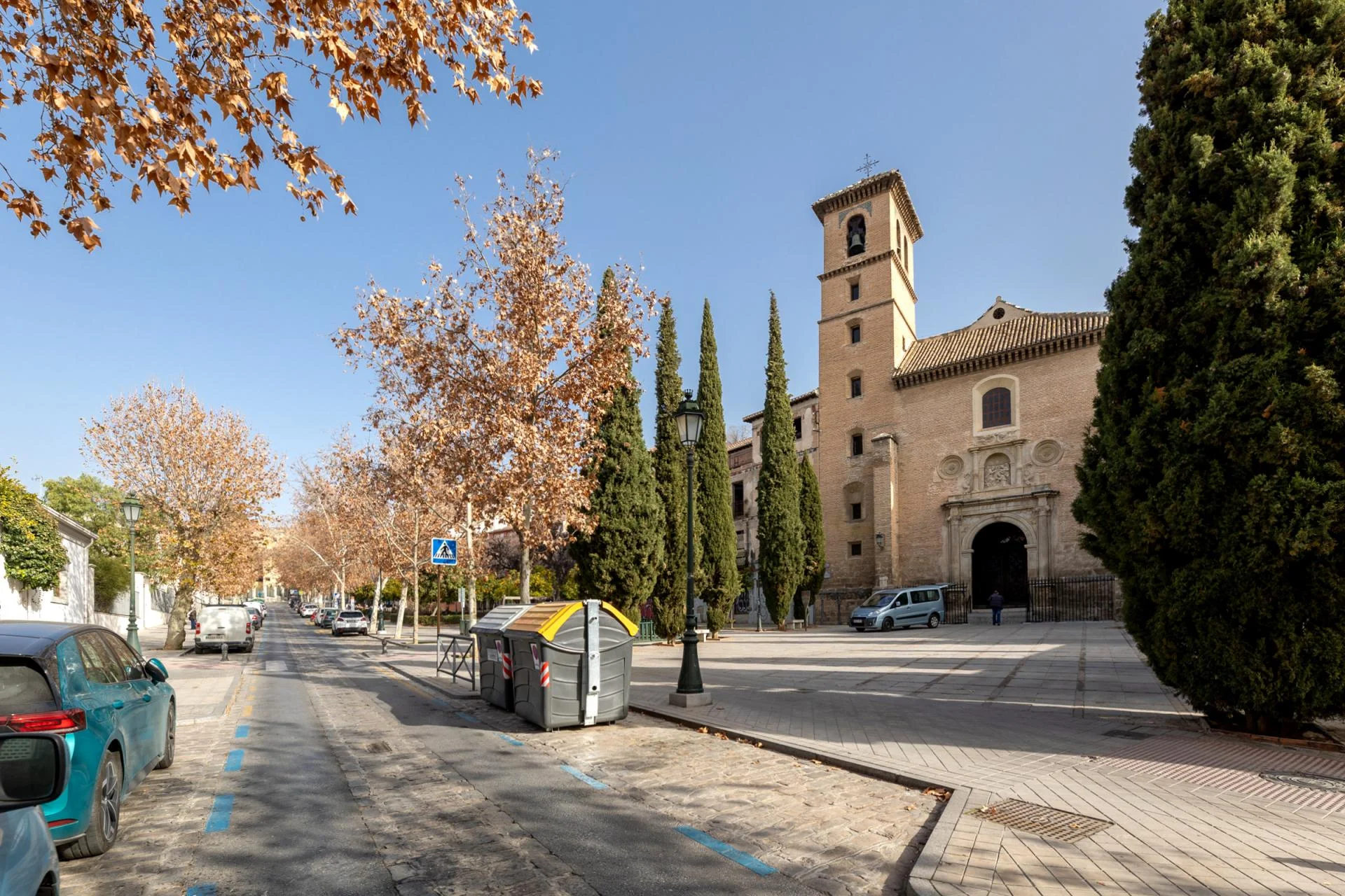 Reform-ready Granada flat, three bedrooms