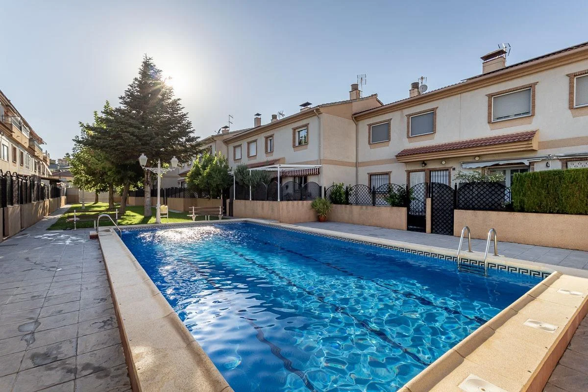 Casa adosada en Ogíjares con piscina comunitaria