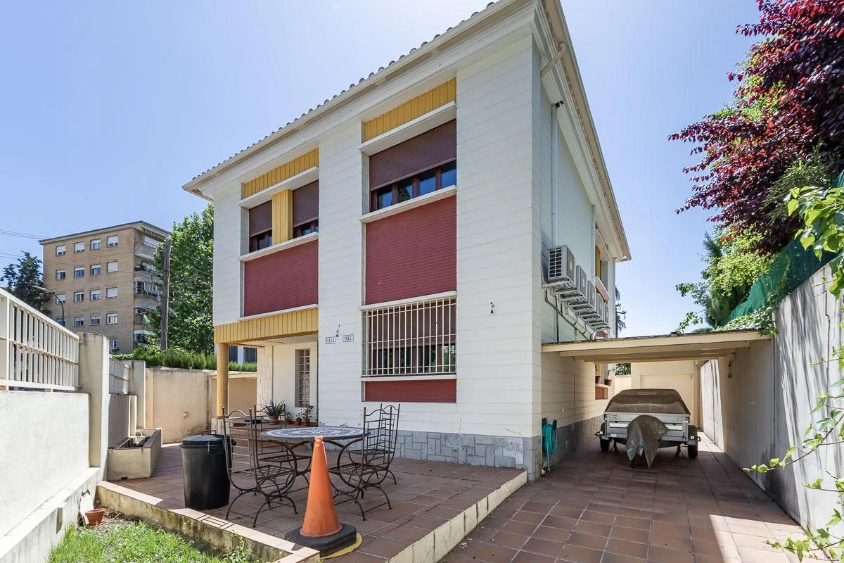 Spacious Granada chalet, five bedrooms