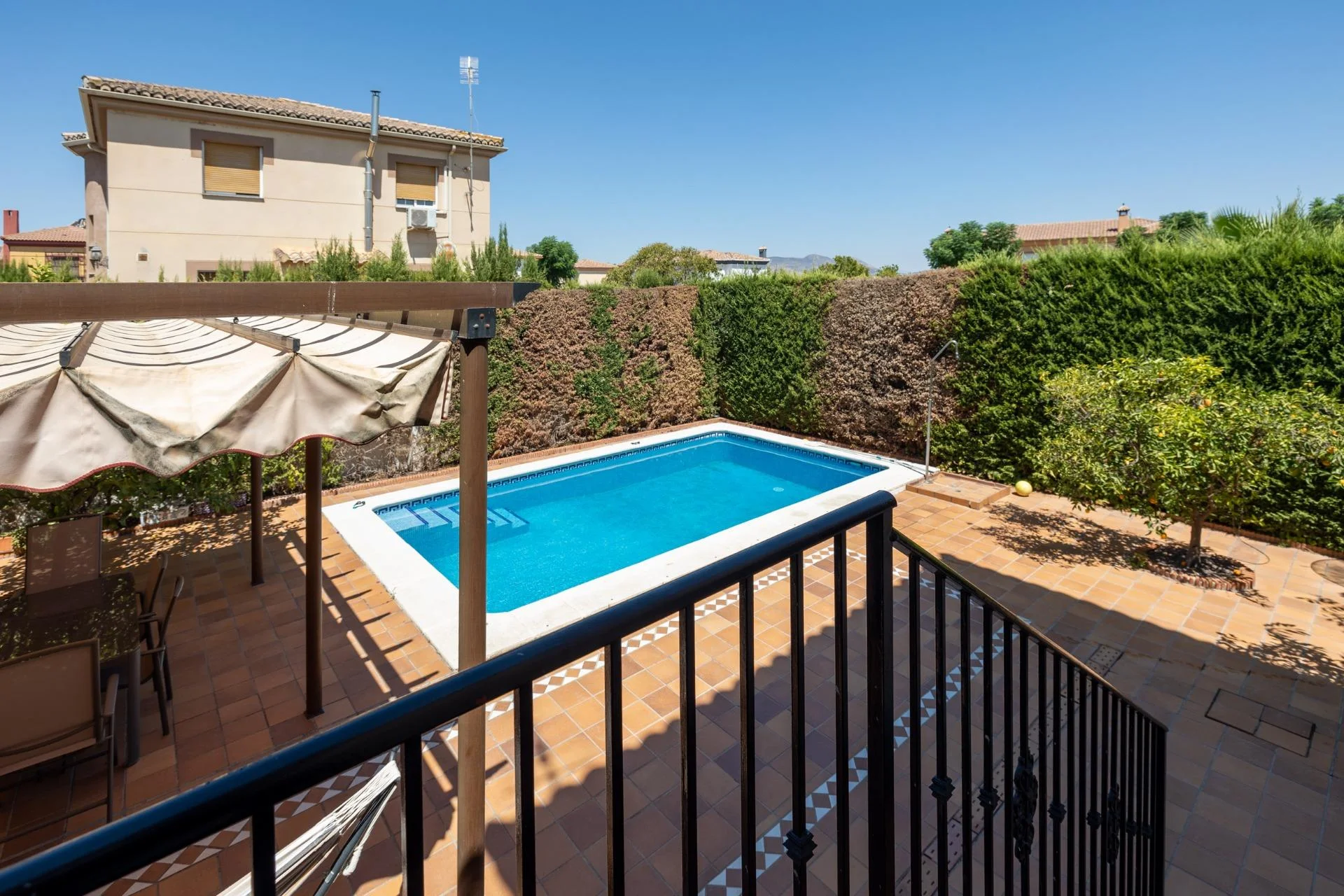 Casa pareada de cuatro dormitorios con piscina privada