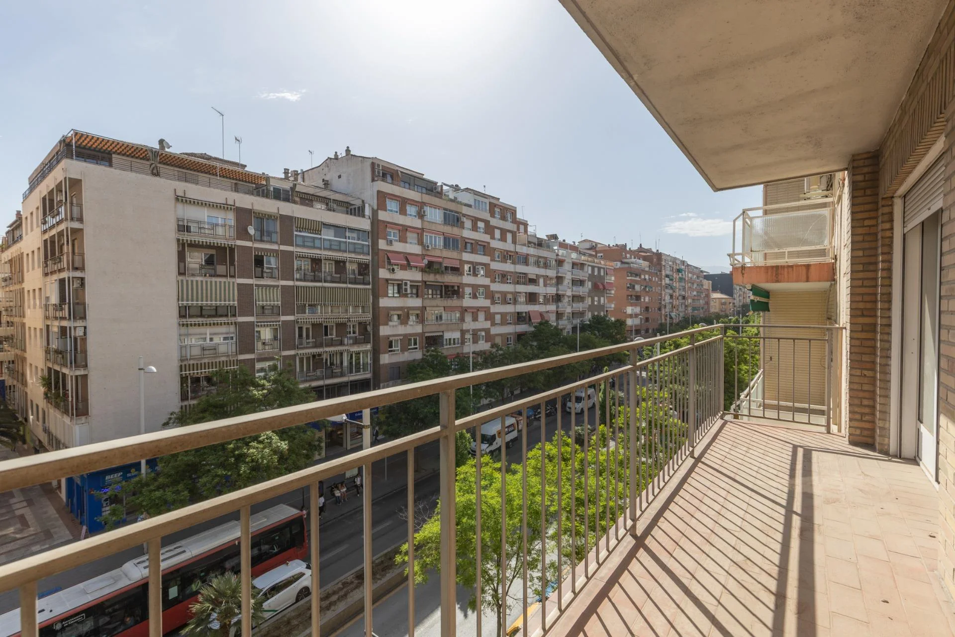 Reform-ready Granada flat, 3 bedrooms