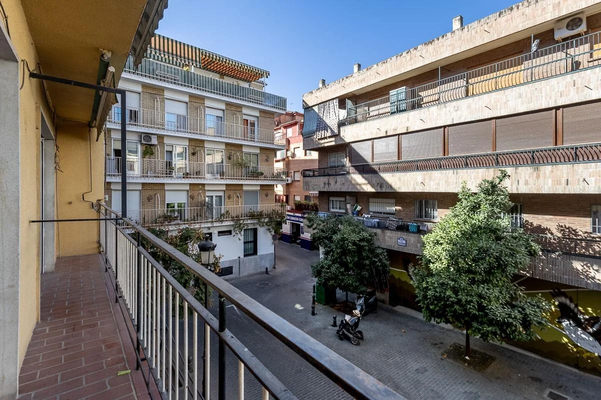 Central Granada flat, three-bedroom renovation