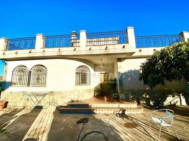 Casa rural con nave industrial