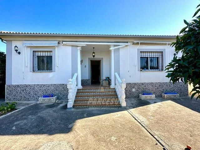 Country house with separate 40 m² warehouse