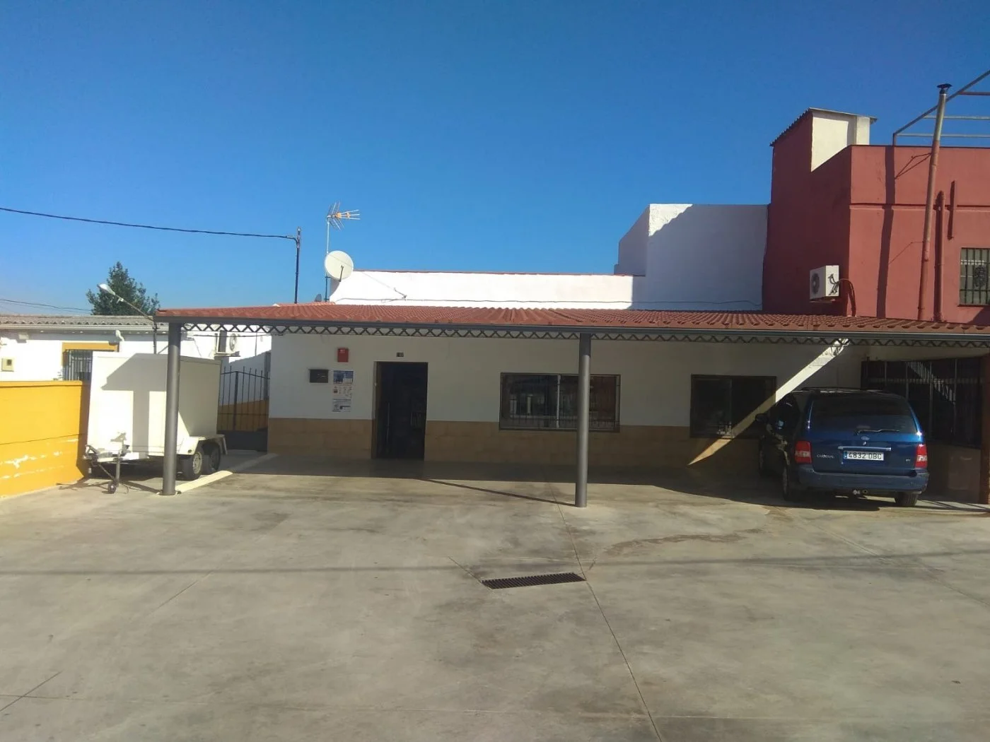 Casa-negocio con parcela de 938 m²