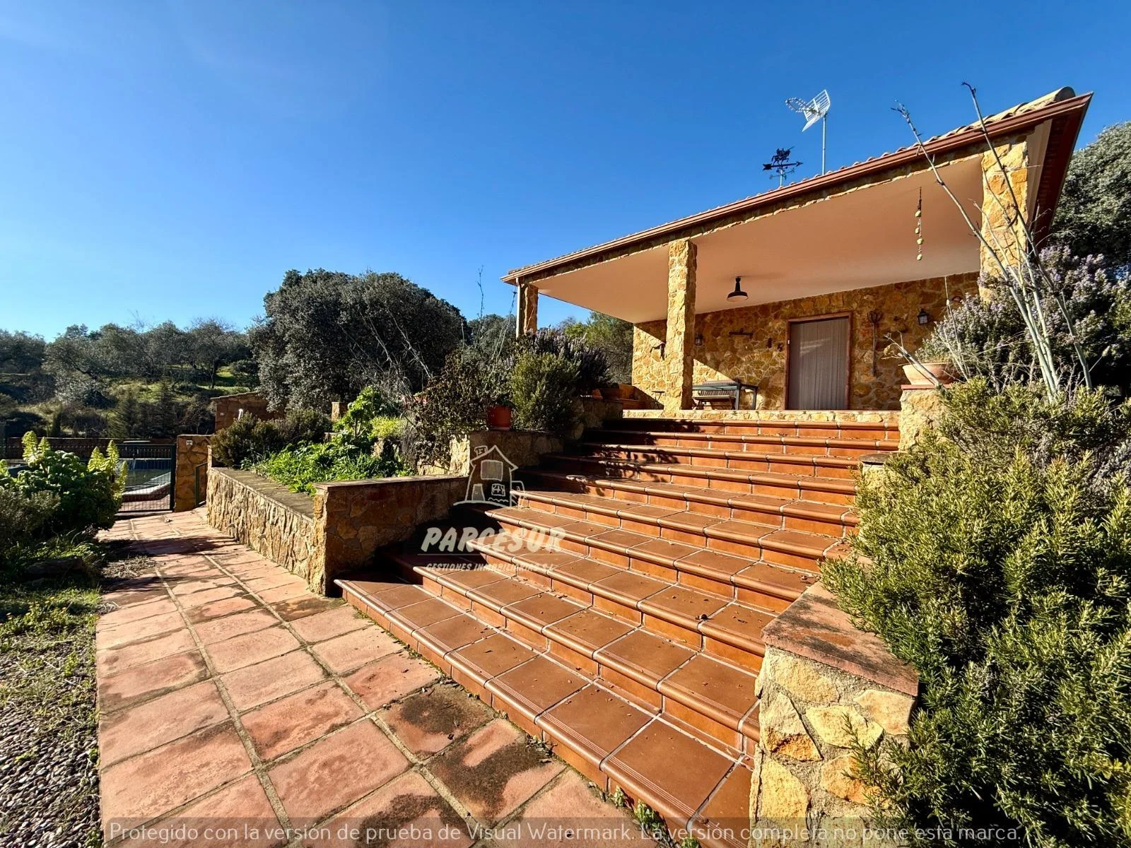 Casa rural con tres dormitorios y gran terreno