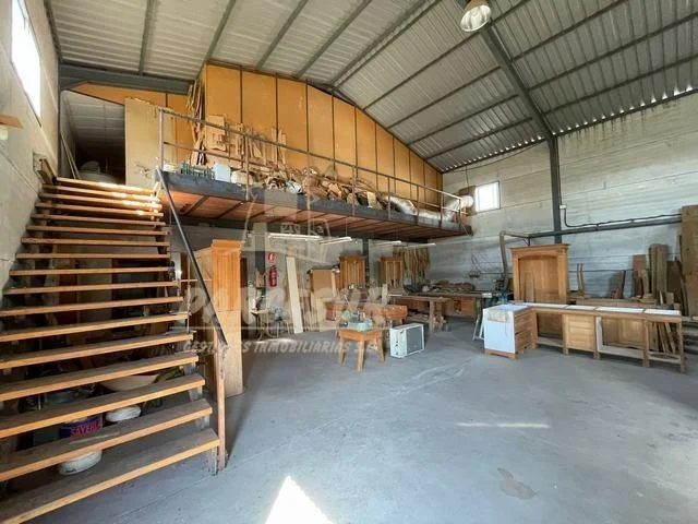 Industrial workshop with large plot