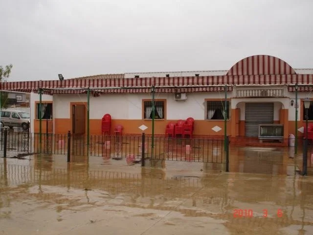 Edificio de negocio en parcela de 2.600 m²
