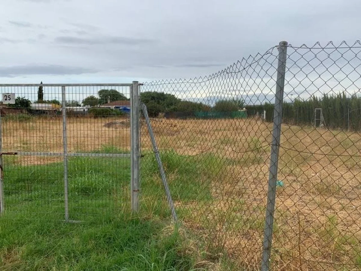 2,000 m² airport-area plot with electricity