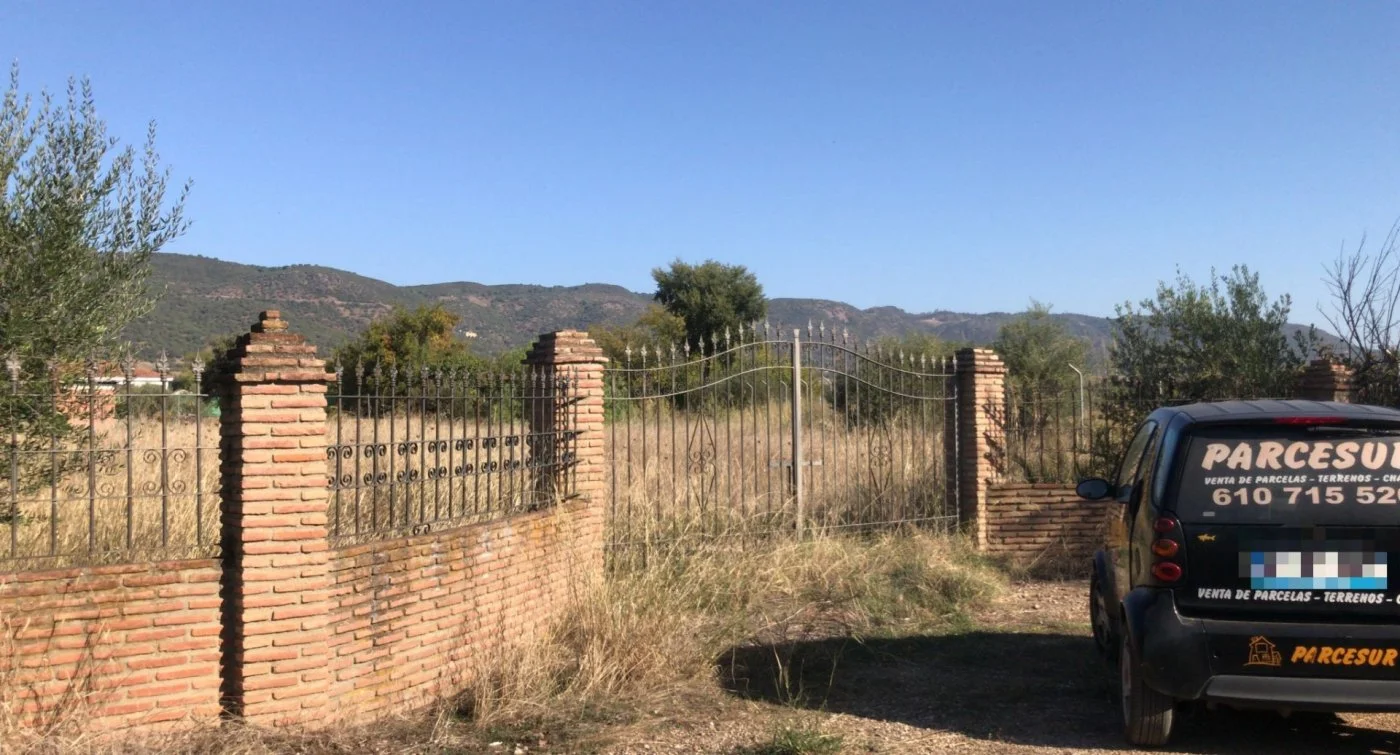 Parcela vallada en Córdoba con pozo