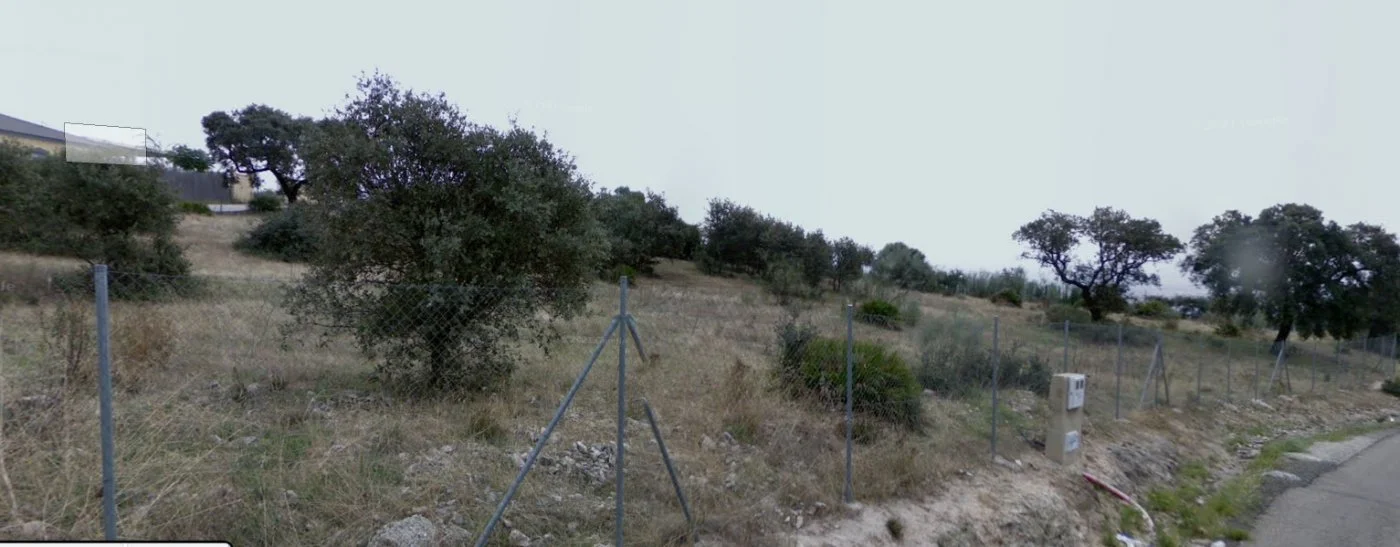 Parcela vallada de 3.000 m² con suministros