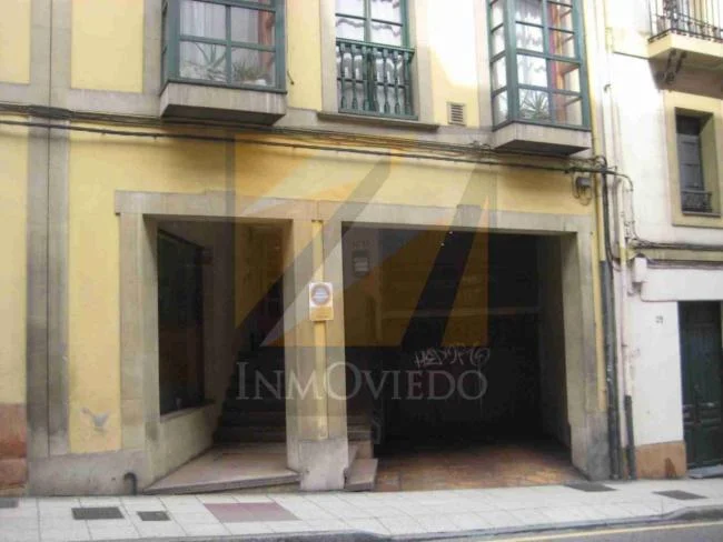 Plaza amplia en primera planta en Antiguo