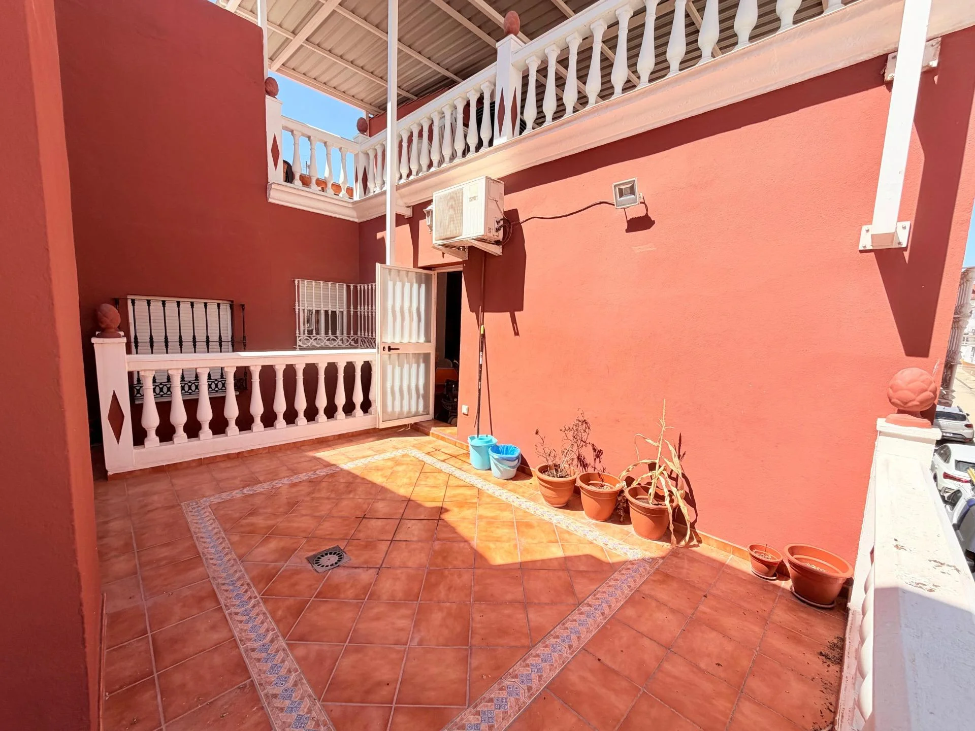Two-storey Gamarra house, four bedrooms