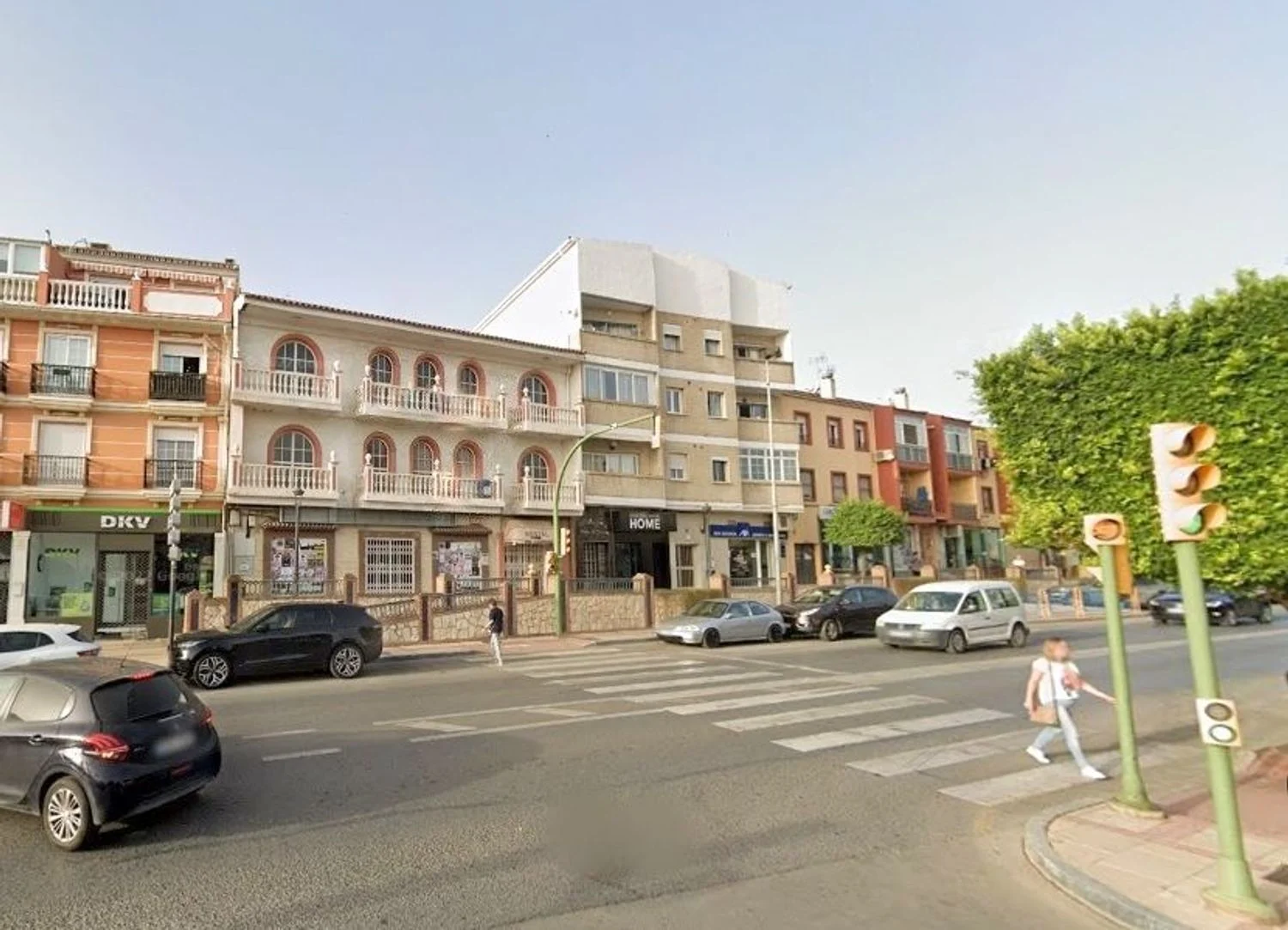 Hotel-use building with expansion potential