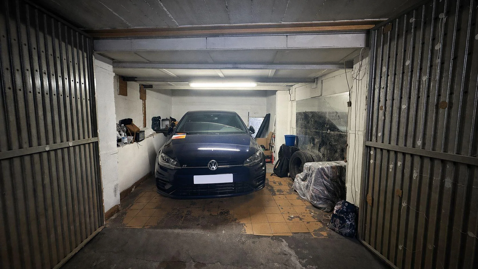 Enclosed garage with storage in Málaga