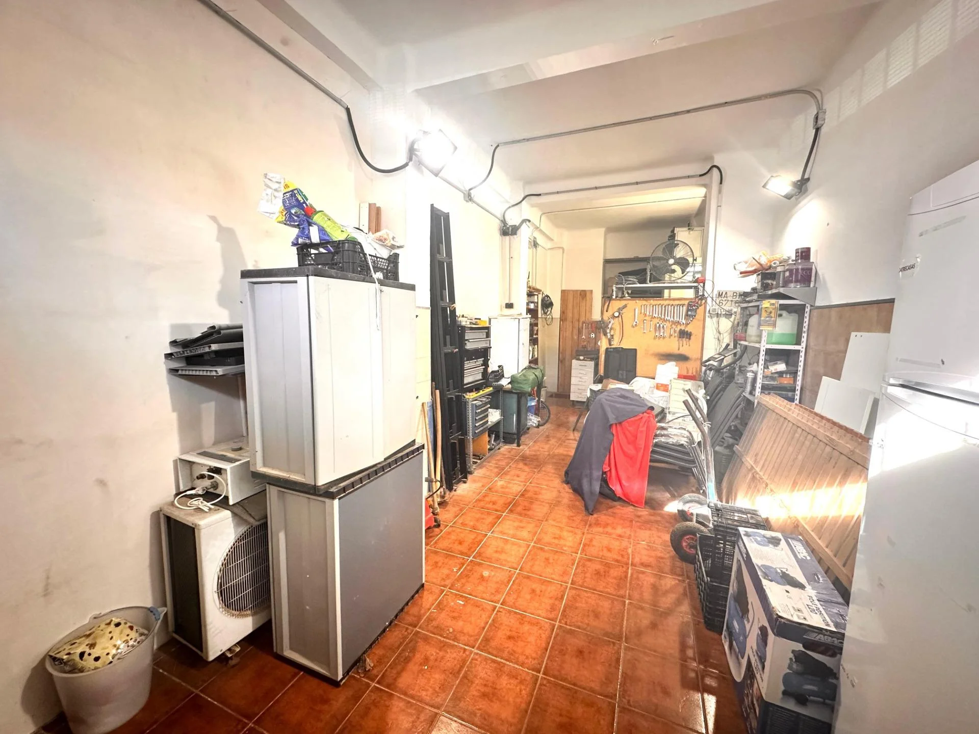 Two-level commercial unit with conversion potential