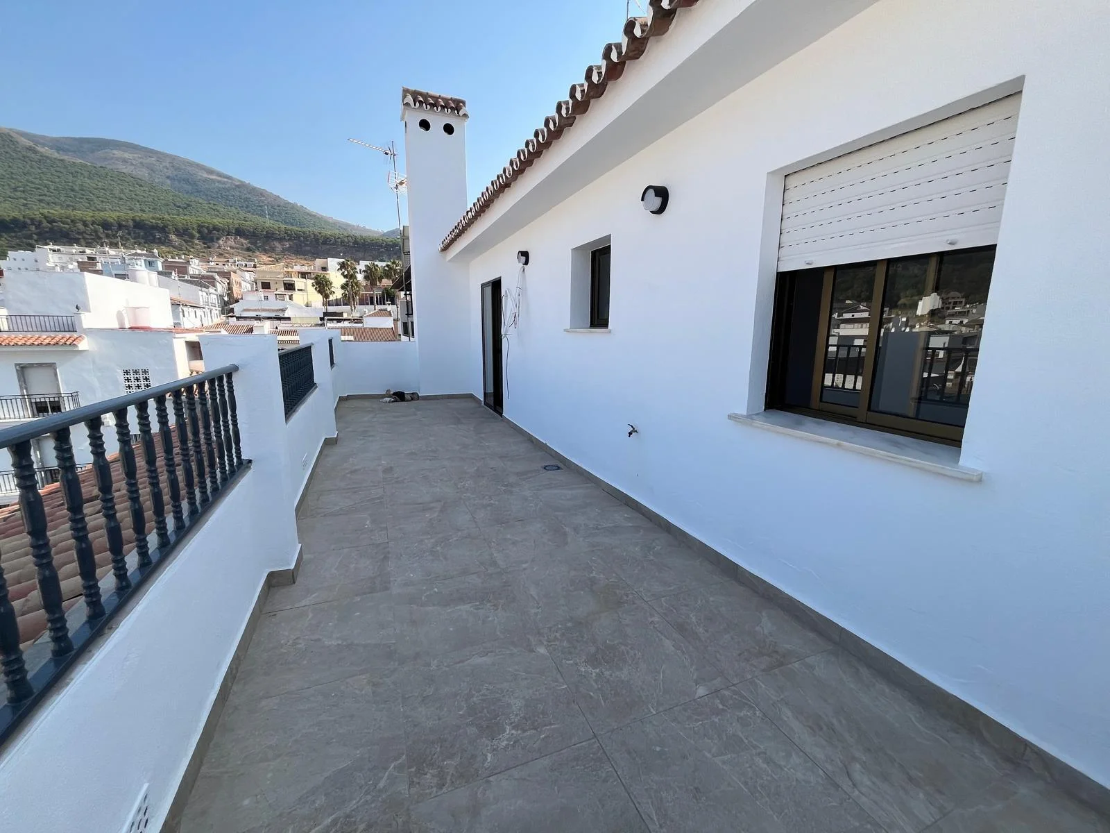 Renovated flat with 32m² terrace