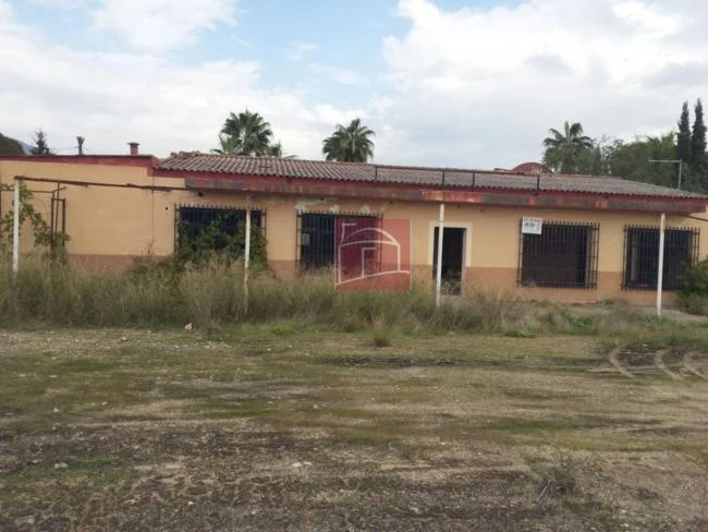 Urban plot with former restaurant