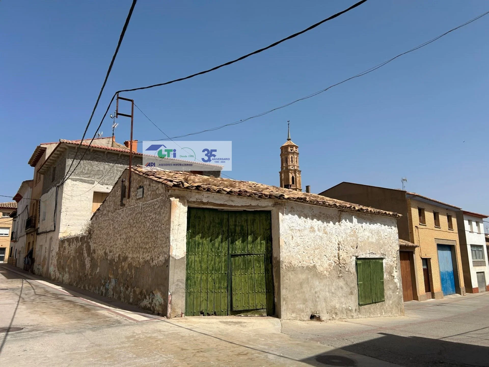 Three-storey house with renovation upside