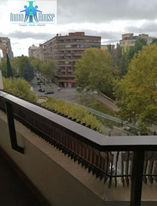 Piso de seis habitaciones en Avenida de España