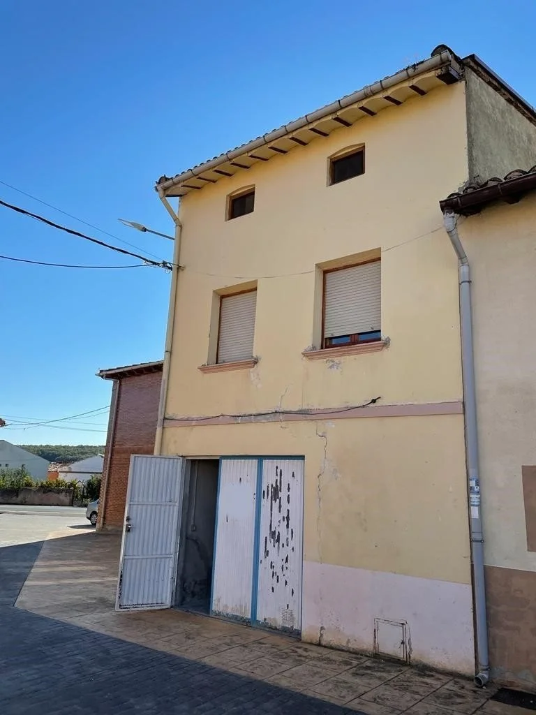 Casa de pueblo de tres plantas y cuatro habitaciones