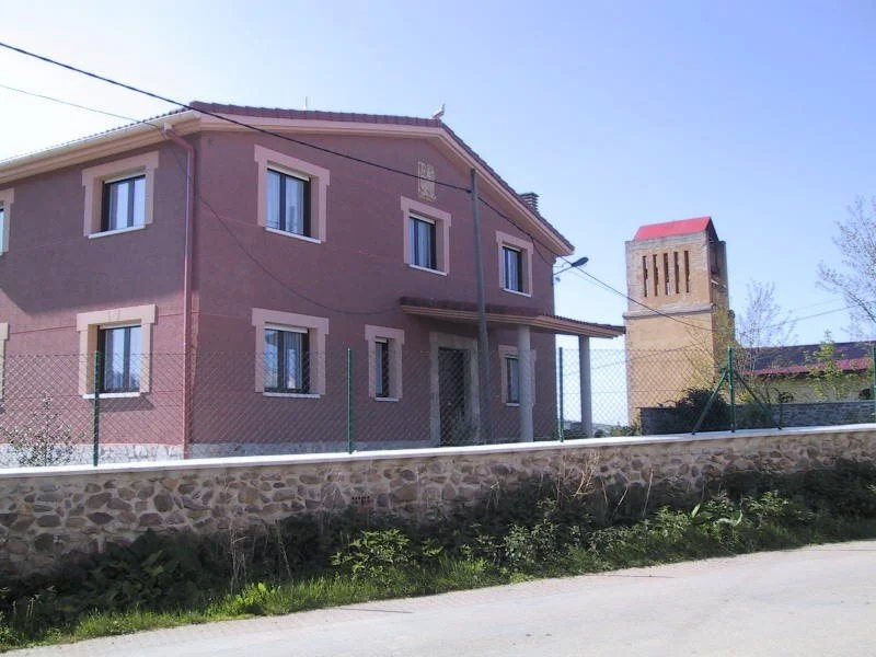 Casa de varias plantas con gran jardín