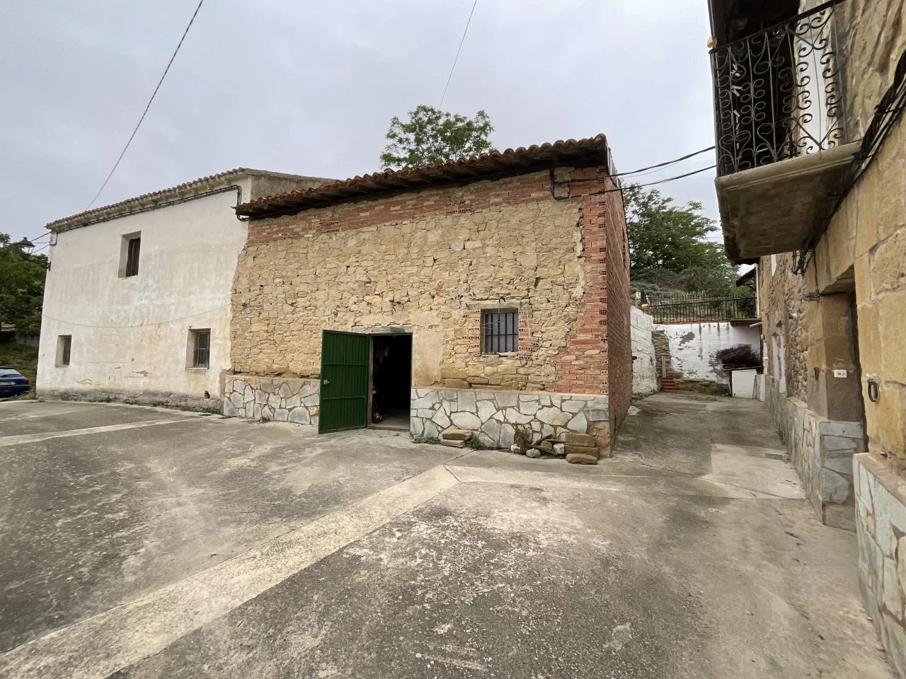 Commercial premises with garden