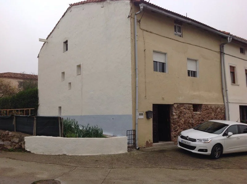 Casa de tres niveles con jardín de 90 m²