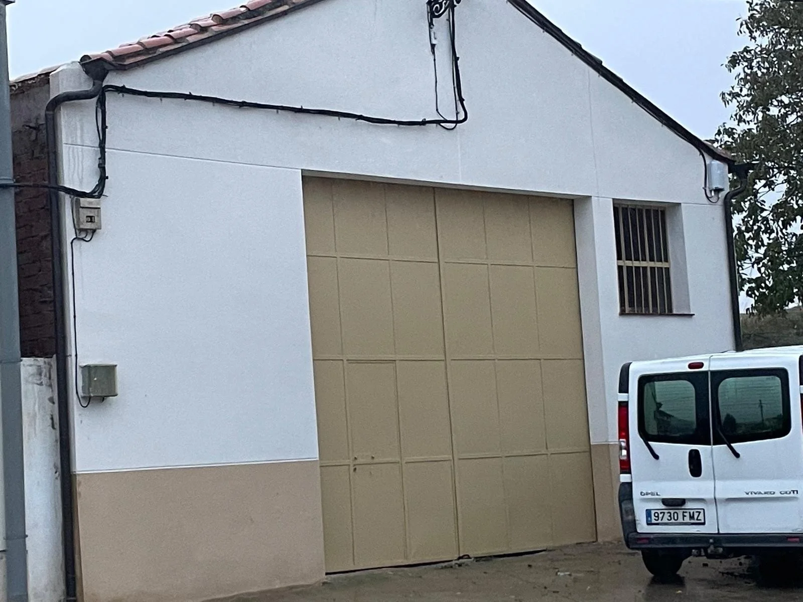 Industrial pavilion with 131 m² plot