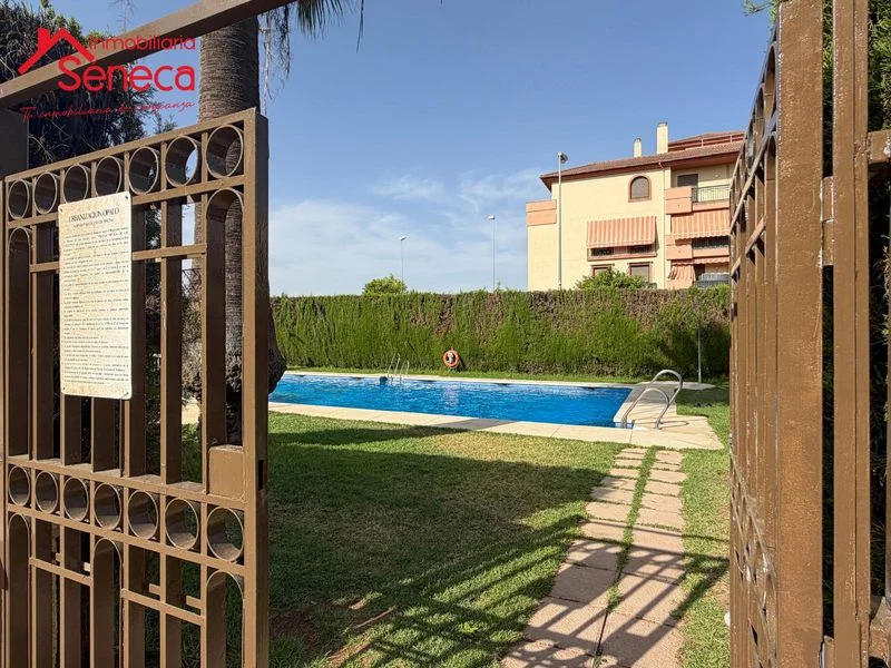 Three-bedroom flat with pool