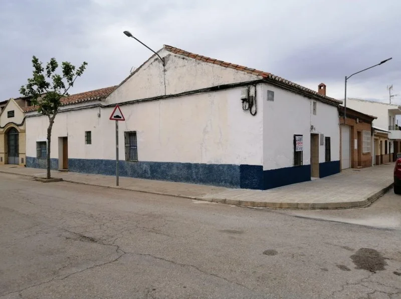 Casa de esquina en Almuradiel