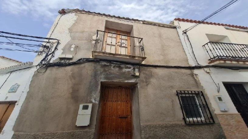 Casa de dos plantas con cuatro dormitorios