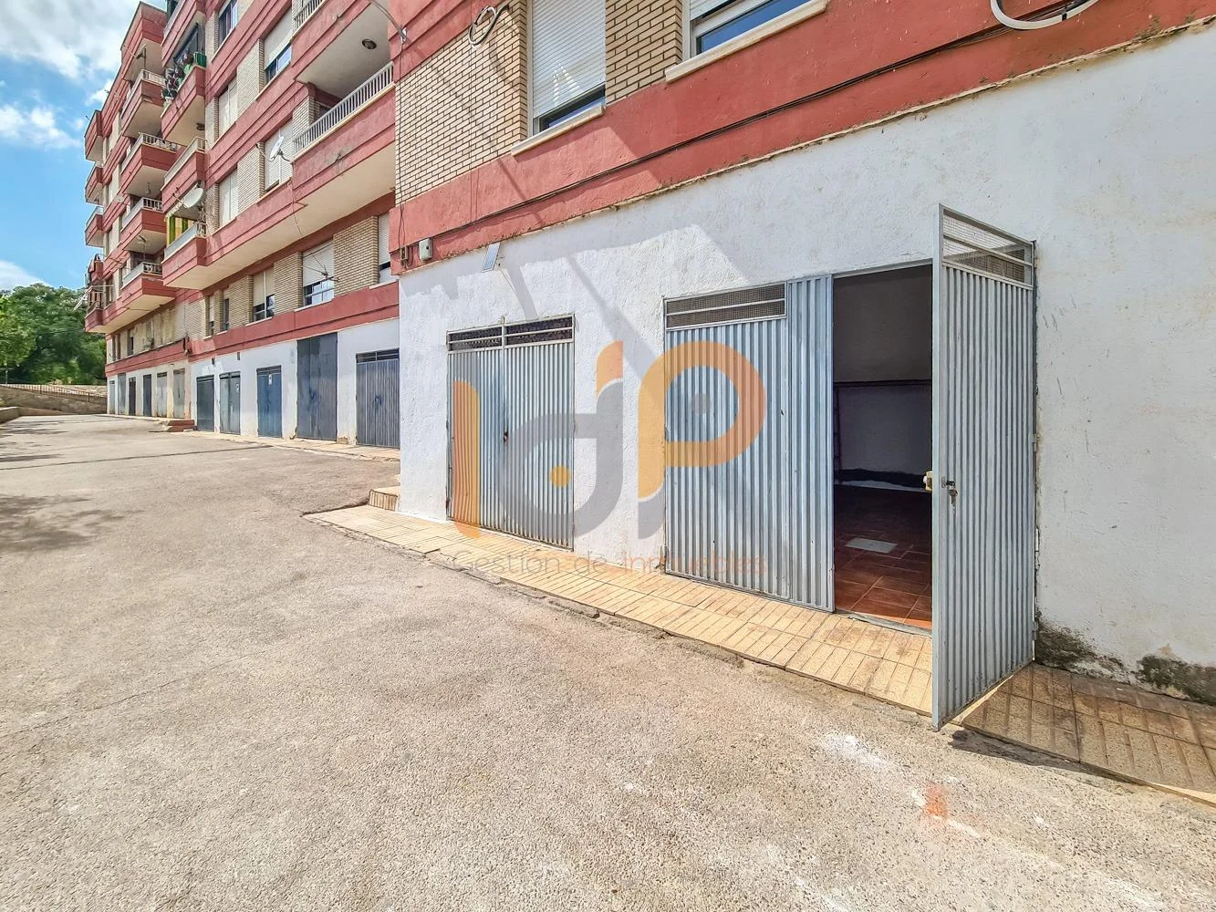 La Seat garage with 31 m²