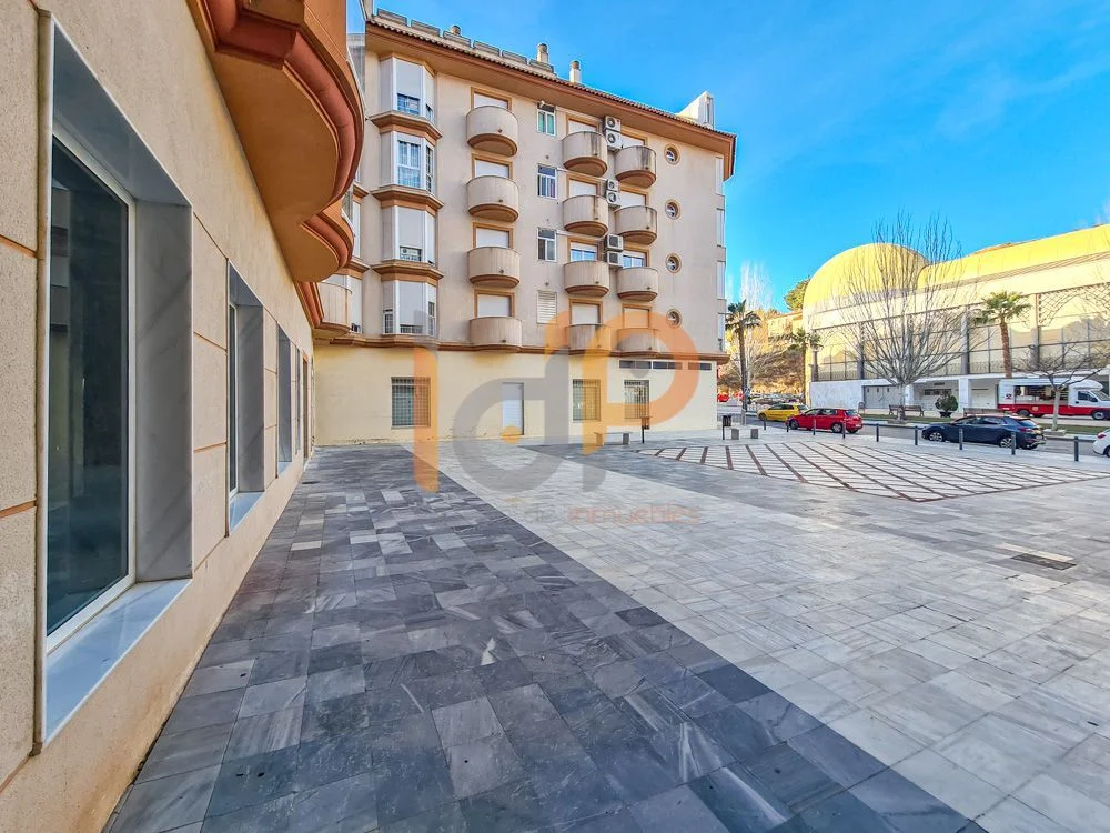 Ground-floor commercial unit, 219 m²