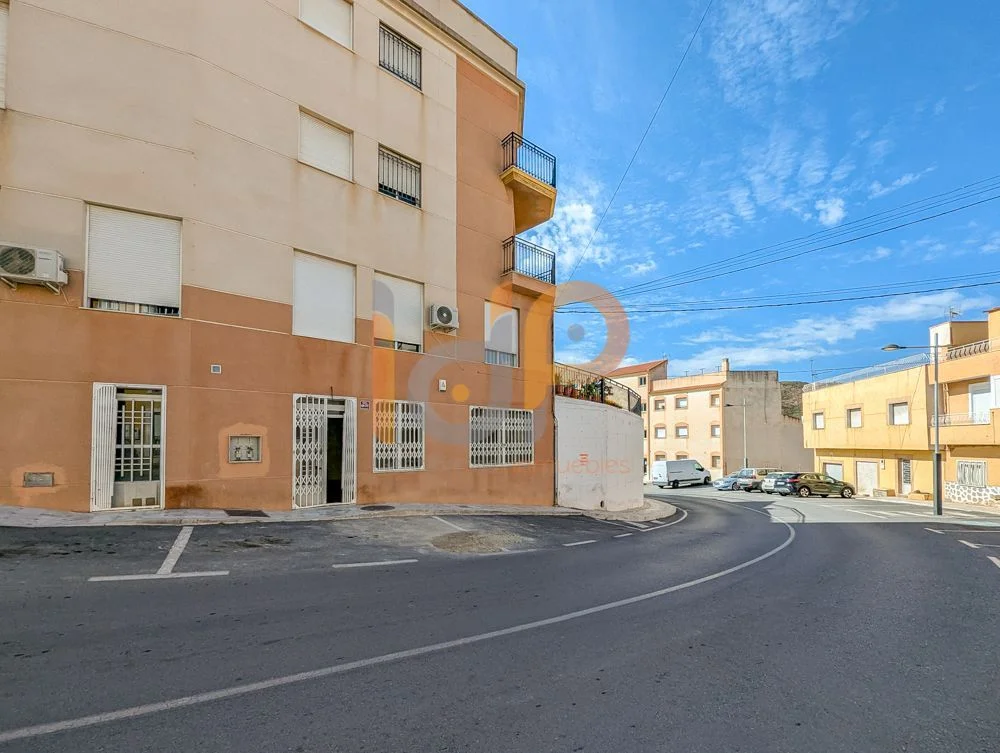 Local comercial en planta baja con garaje