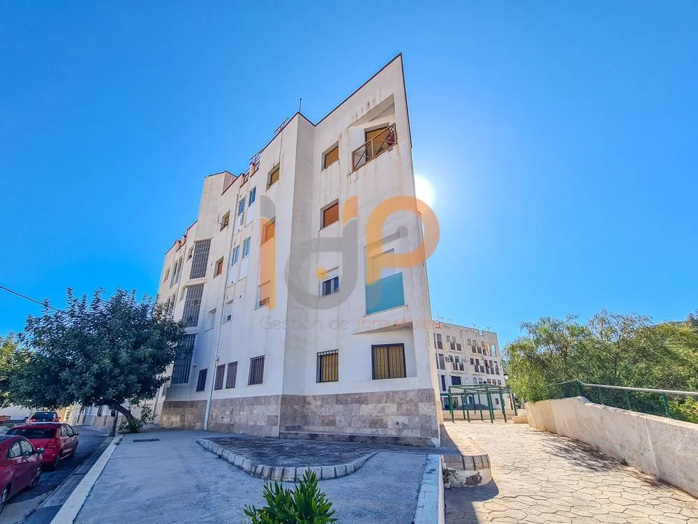 Amplio piso de tres dormitorios en Purchena